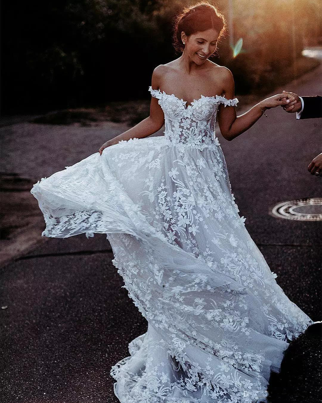 2019 Bohemian Wedding Dresses Off The Shoulder Lace 3D Floral Appliques A Line Beach Wedding Dress Sweep Train Cheap Bhoh Bridal Gowns