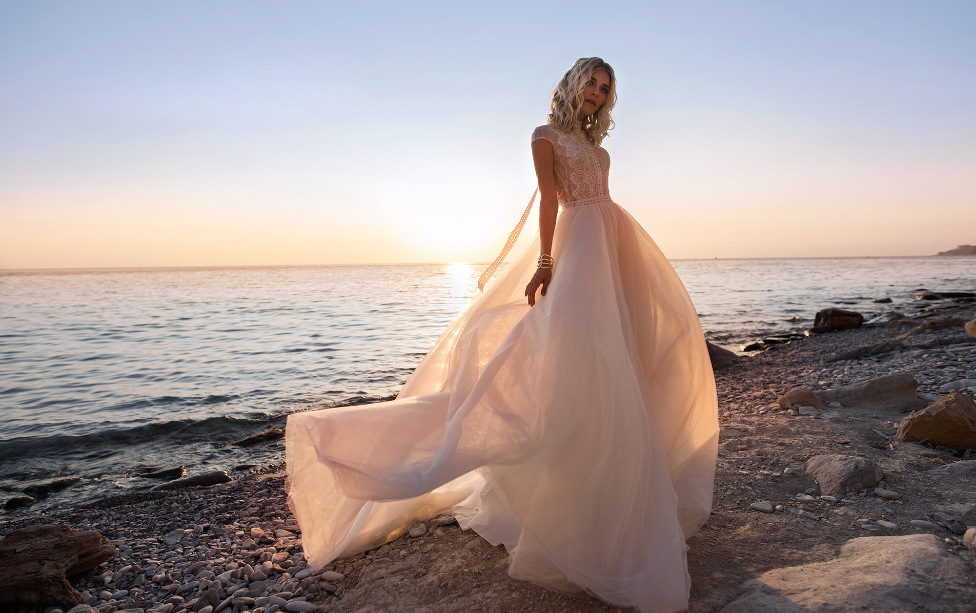 2019 Bohemian A Line Wedding Dresses High Neck Lace Backless Cap Sleeve Sweep Train Bridal Gowns Plus Size Beach Boho Vestido De Novia