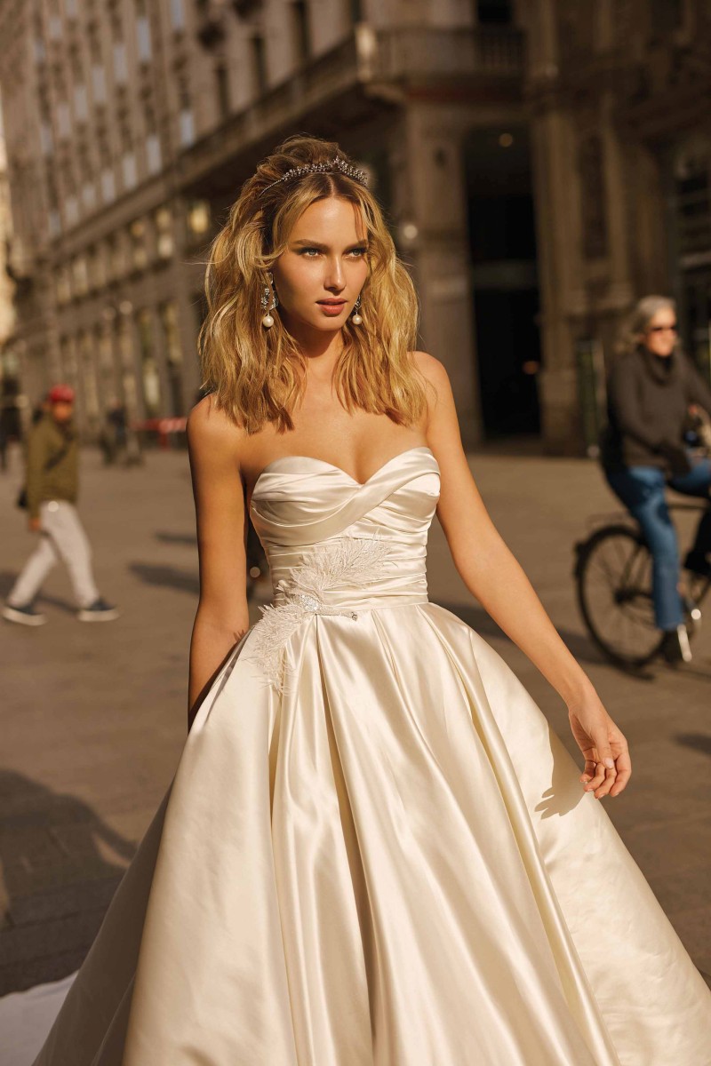Berta 2020 Simple Boho Wedding Dresses Sweetheart Satin A Line Feather Beach Wedding Gowns Bohemian Custom Made Robes De Mariée