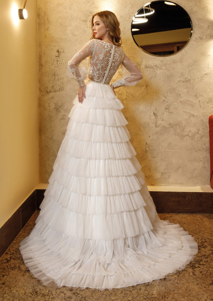 Fabulou Lace Tiered Wedding Dree Sheer Bateau Neck Long Sleeve Ridal Gown A E Sweep Train Tulle Robe