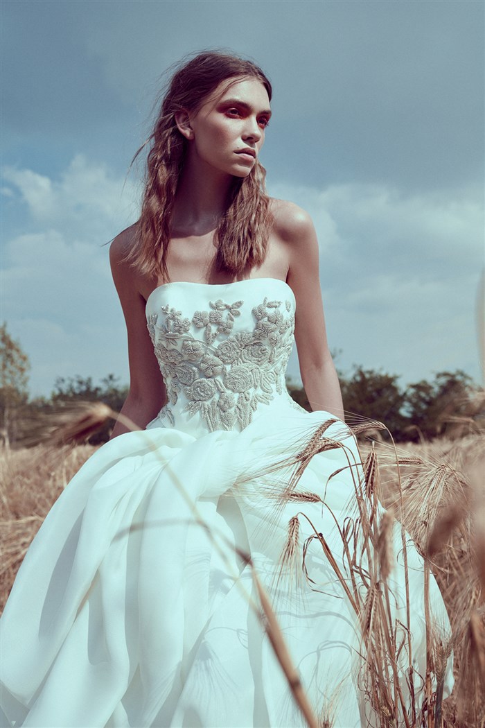 Beaded Attractive A E Wedding Dresses Strapless Neck Appliqued Backless Bridal Gowns Tiered Sweep Train Robe De Mari E