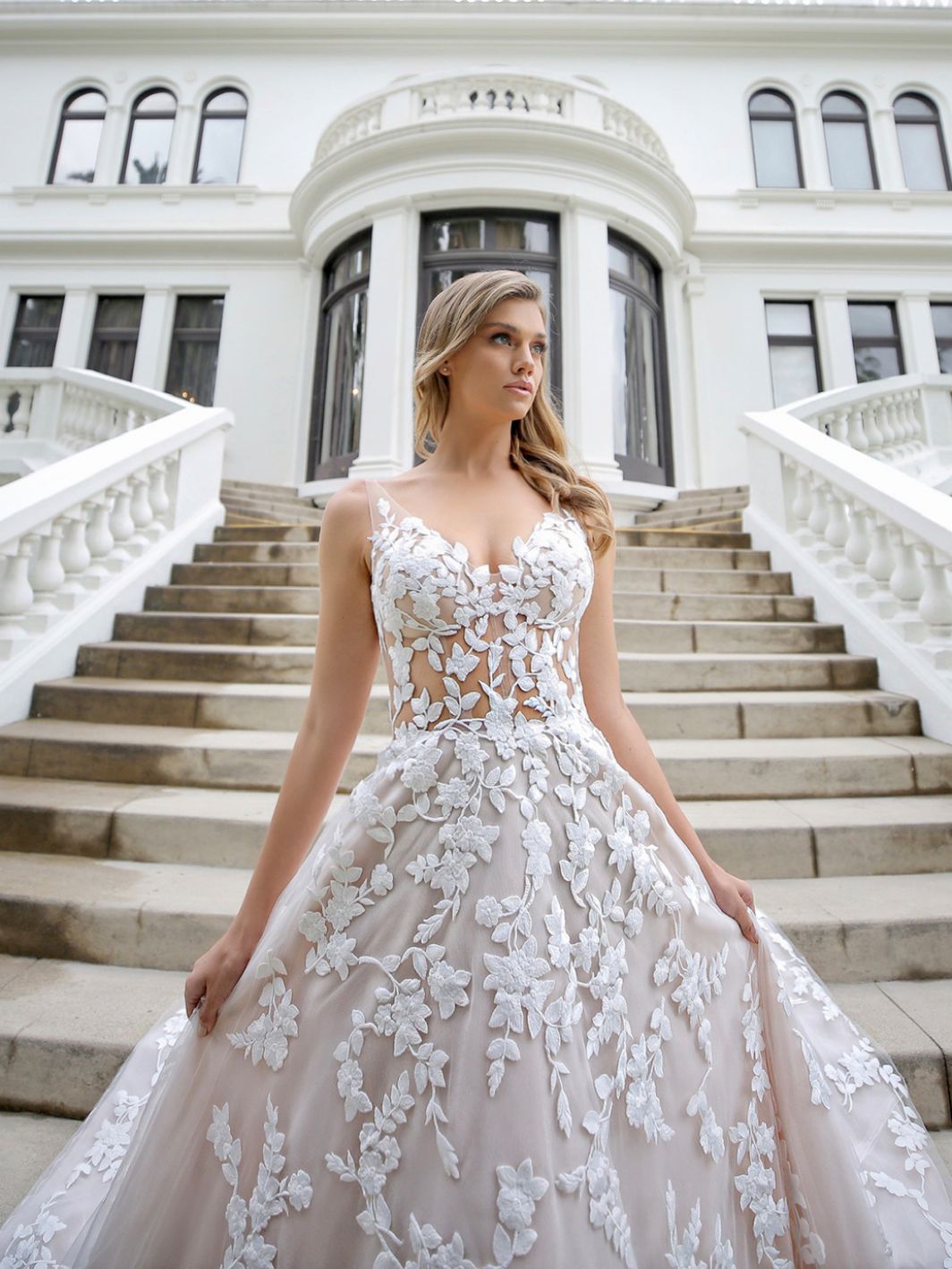 A Line Amazing Lace Backless Wedding Dresses V Neck Sleeveless Appliqued Bridal Gowns Tulle Court Train Robe De Marie ppliqued