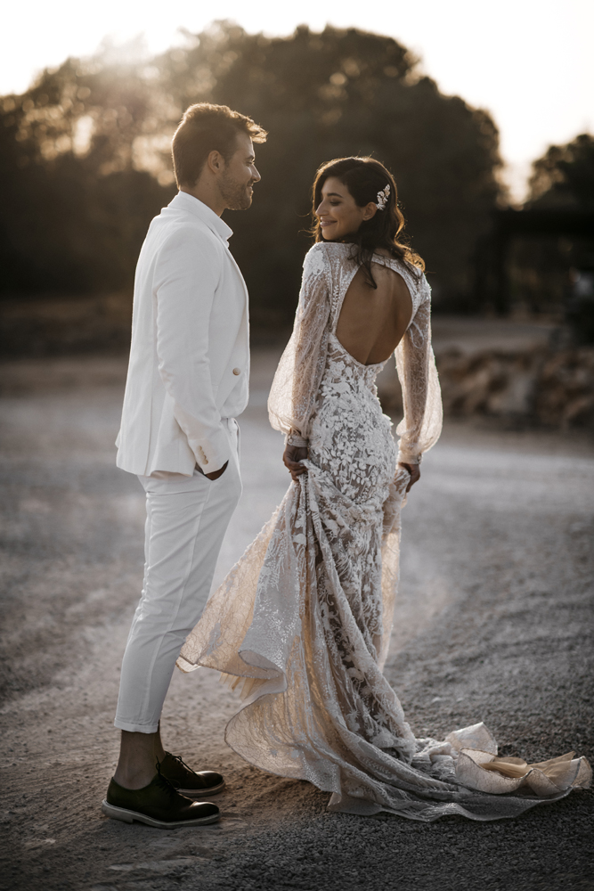 long sleeve country wedding dresses v neck lace appliques sexy backless vestidos de novia sweep train a line beach wedding gowns