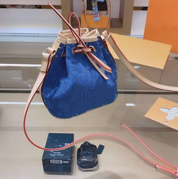 2020 designer mid ancient cowboy color changing Leather Messenger Bag bucket bag women's one shoulder super soft Mini, Blue
2020 designer mid ancient cowboy color changing Leather Messenger Bag bucket bag women's one shoulder super soft Mini, Blue