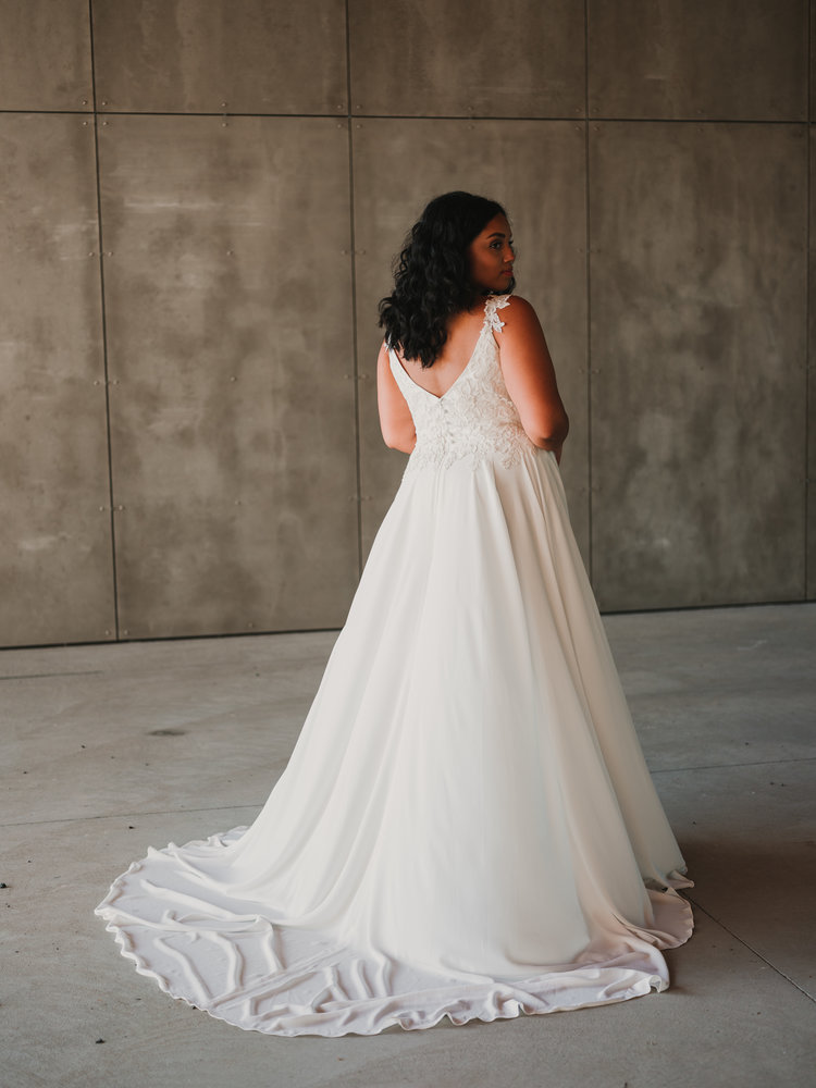 Chic Plus Size Wedding Dresses Straps A Line Lace Appliques Beads Sweep Train Chiffon Country Wedding Dress Button Back Beach Bridal Gowns