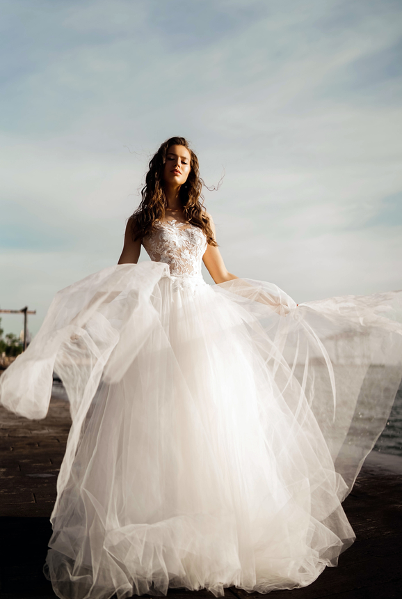 Simple A Line Tanya Grig Bohemian Dresses Jewel Neck Sleeveless Tulle Lace Applique Button Wedding Gowns Sweep Train robe de mariée