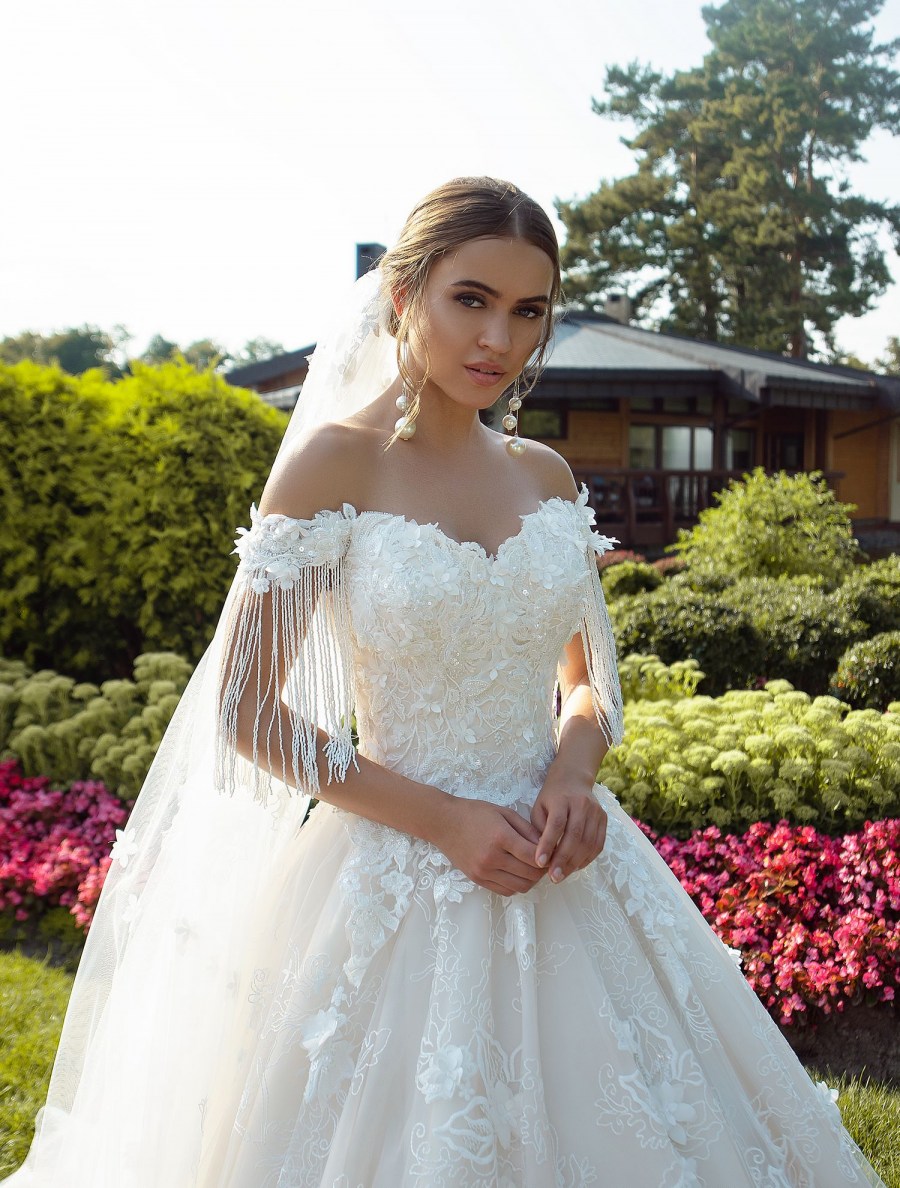 Robes De Mariée 2020 Tassel Wedding Dresses Lace 3D Floral Appliques Off The Shoulder Bridal Gowns Sweep Train A Line Country Wedding Dress