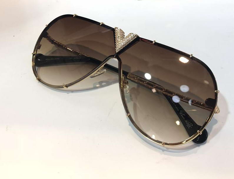 Men Pilot Sunglasses With Stones Black Gold Frame Brown Gradient Sun Glasses Shades New with Box
Men Pilot Sunglasses With Stones Black Gold Frame Brown Gradient Sun Glasses Shades New with Box