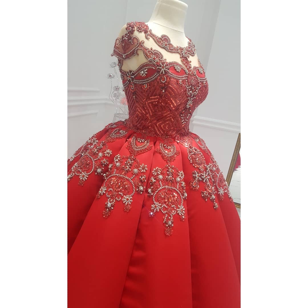 Gorgeous Red Ball Gown Wedding Dresses Jewel Neck Lace Appliqued Beads Crystal Wedding Gowns Cap Sleeve Vintage Bridal Dress