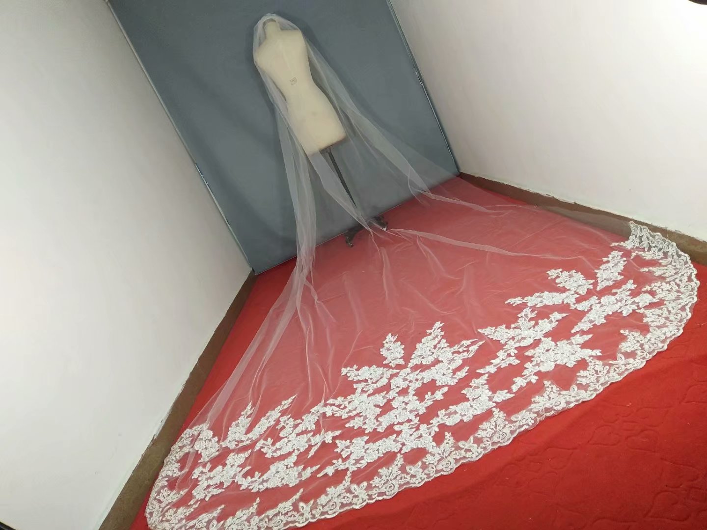 Real Pictures Lace Wedding Veils With Appliques One Layers Cathedral Length 3M Long Bridal Veil With Comb