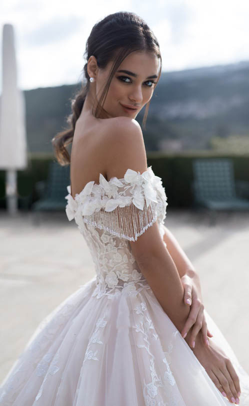 Gorgeous Wedding Dresses Off Shoulder 3D Floral Beading Appliques Bridal Gowns Plus Size Vintage Court Train Custom Made Robes De Mariée