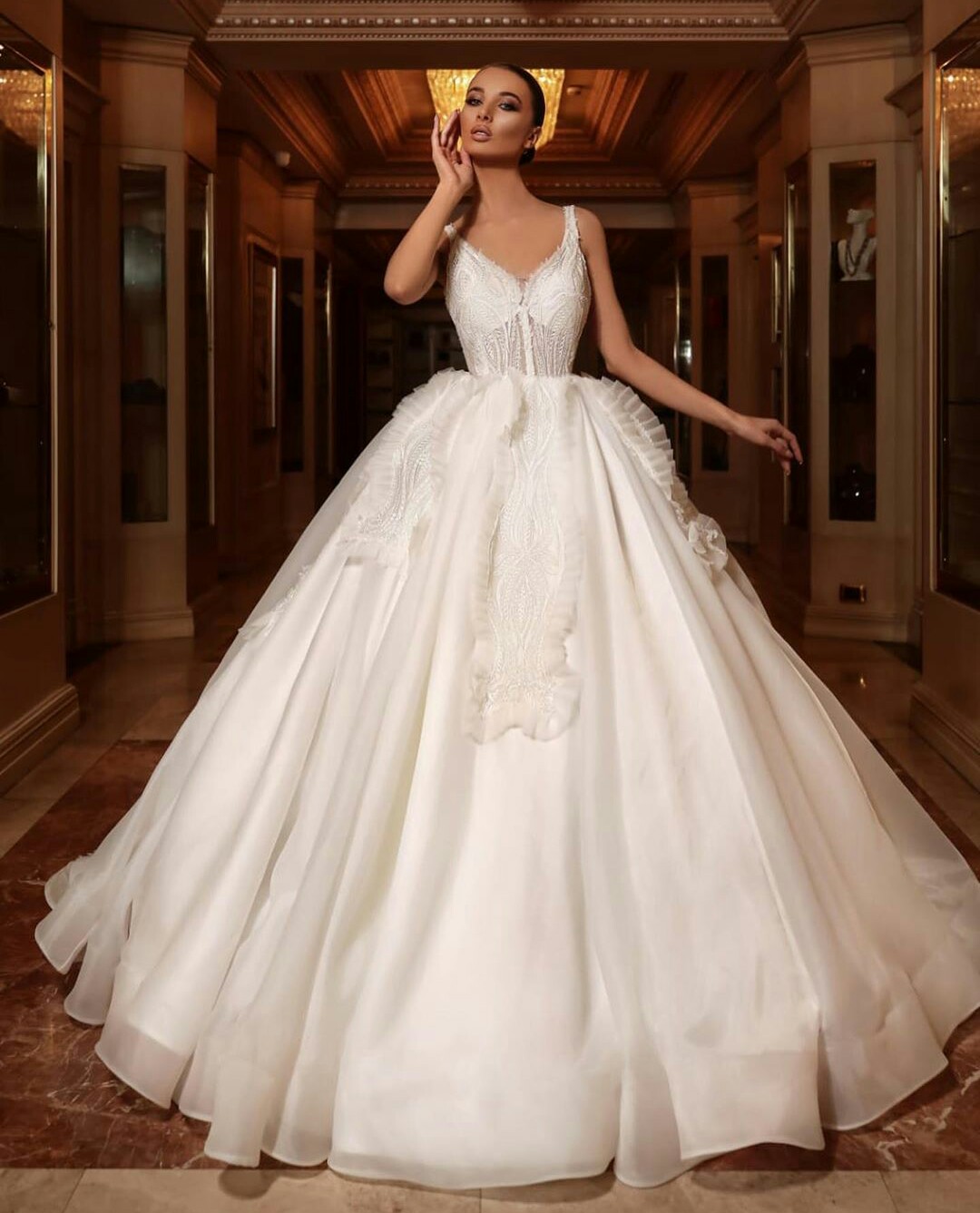 Luxury Arabic Wedding Dresses V Neck Ruffles Appliques Sweep Train Plus Size Wedding Dress Bridal Gowns Elegant Robes De Mariée