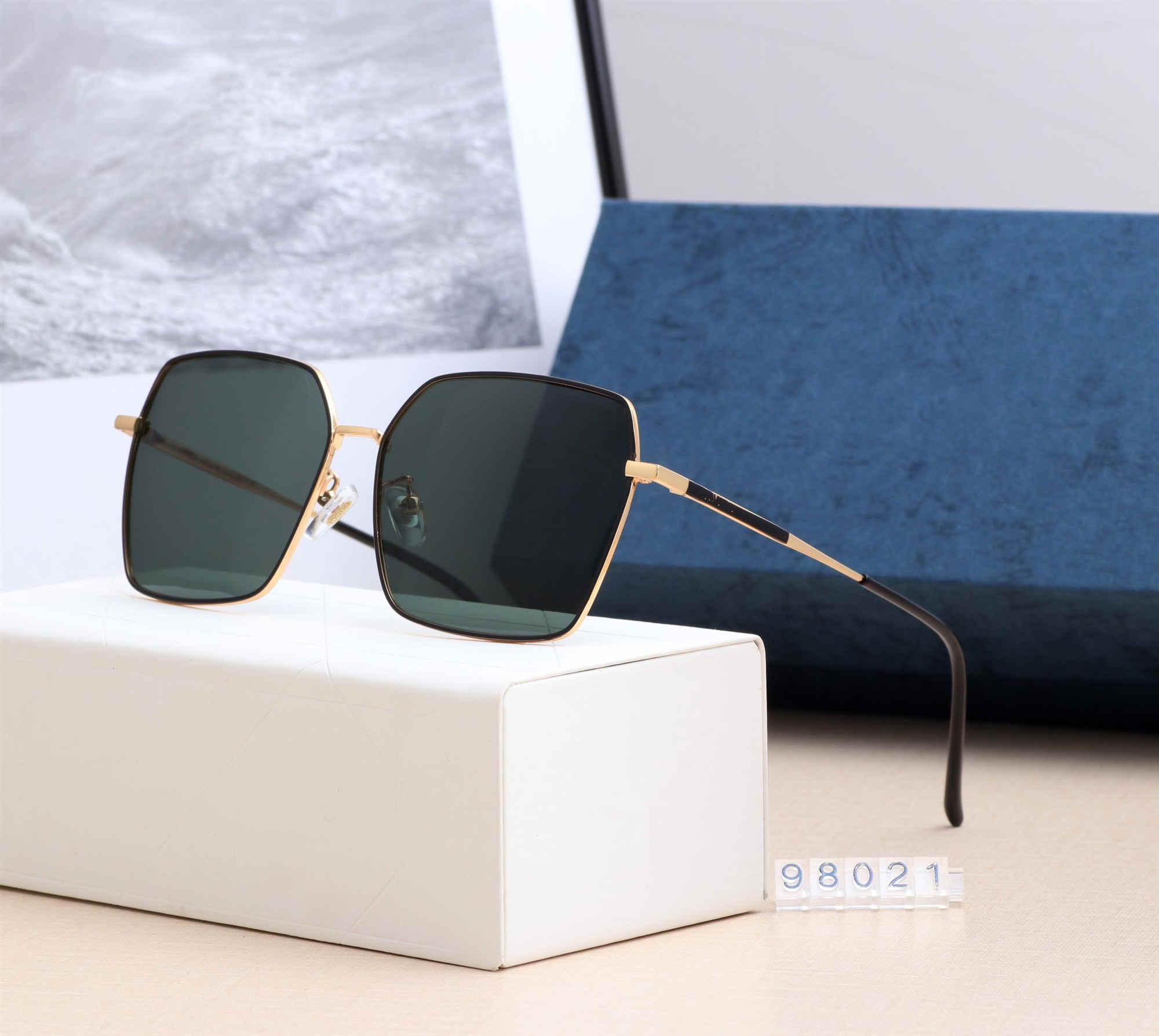Discolour Glass Lens Sunglasses Men Women Circle Sun Glasses Designer High Quality Eyewear Goggle Mirror With Brown Case sunglasses GG98021, White;black
Discolour Glass Lens Sunglasses Men Women Circle Sun Glasses Designer High Quality Eyewear Goggle Mirror With Brown Case sunglasses GG98021, White;black