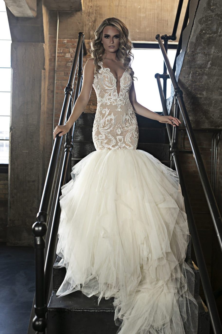 Plus Size Mermaid Wedding Dresses Plunging Neck Lace Applique Country Wedding Dress Bridal Gowns Custom Made Backless Robes De Mariée