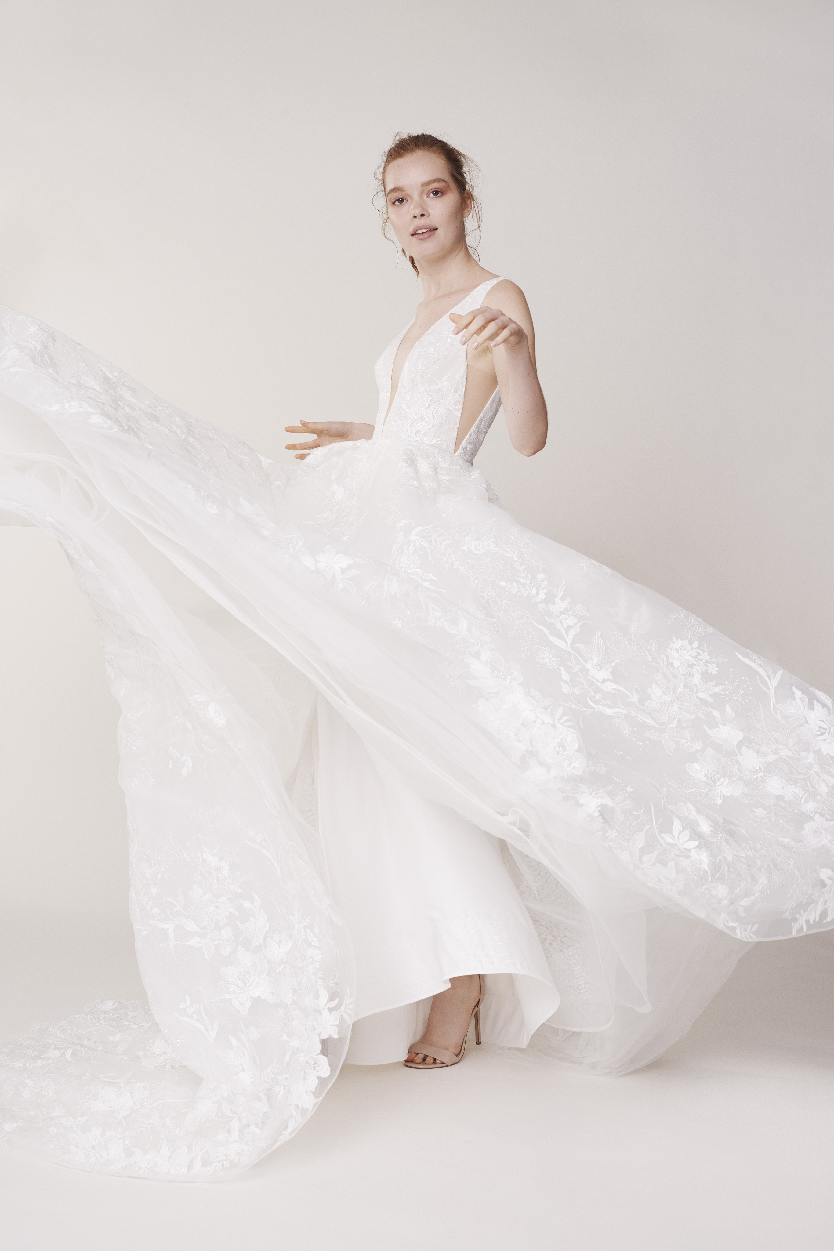 Modest A Line Rita Vinieris Bohemian Dresses V Neck Sleeveless Sequins Applique Tulle Backless Wedding Gowns Sweep Train robe de mariée