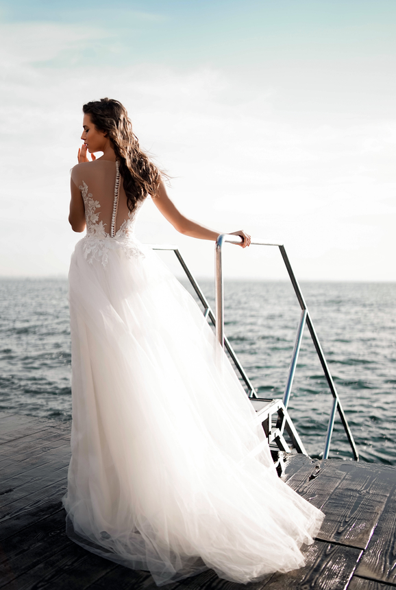 Simple A Line Tanya Grig Bohemian Dresses Jewel Neck Sleeveless Tulle Lace Applique Button Wedding Gowns Sweep Train robe de mariée