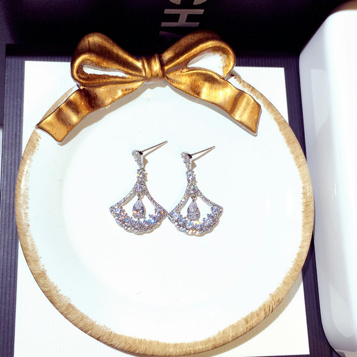 Wholesale- designer sweet diamond zircon super glittering stud drop dangle chandelier earring for woman girls
Wholesale- designer sweet diamond zircon super glittering stud drop dangle chandelier earring for woman girls