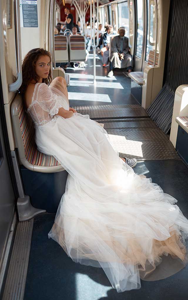 2020 Simple Wedding Dresses Square Short Sleeve Appliques Tulle A Line Bridal Gowns Sweep Train Wedding Dresses