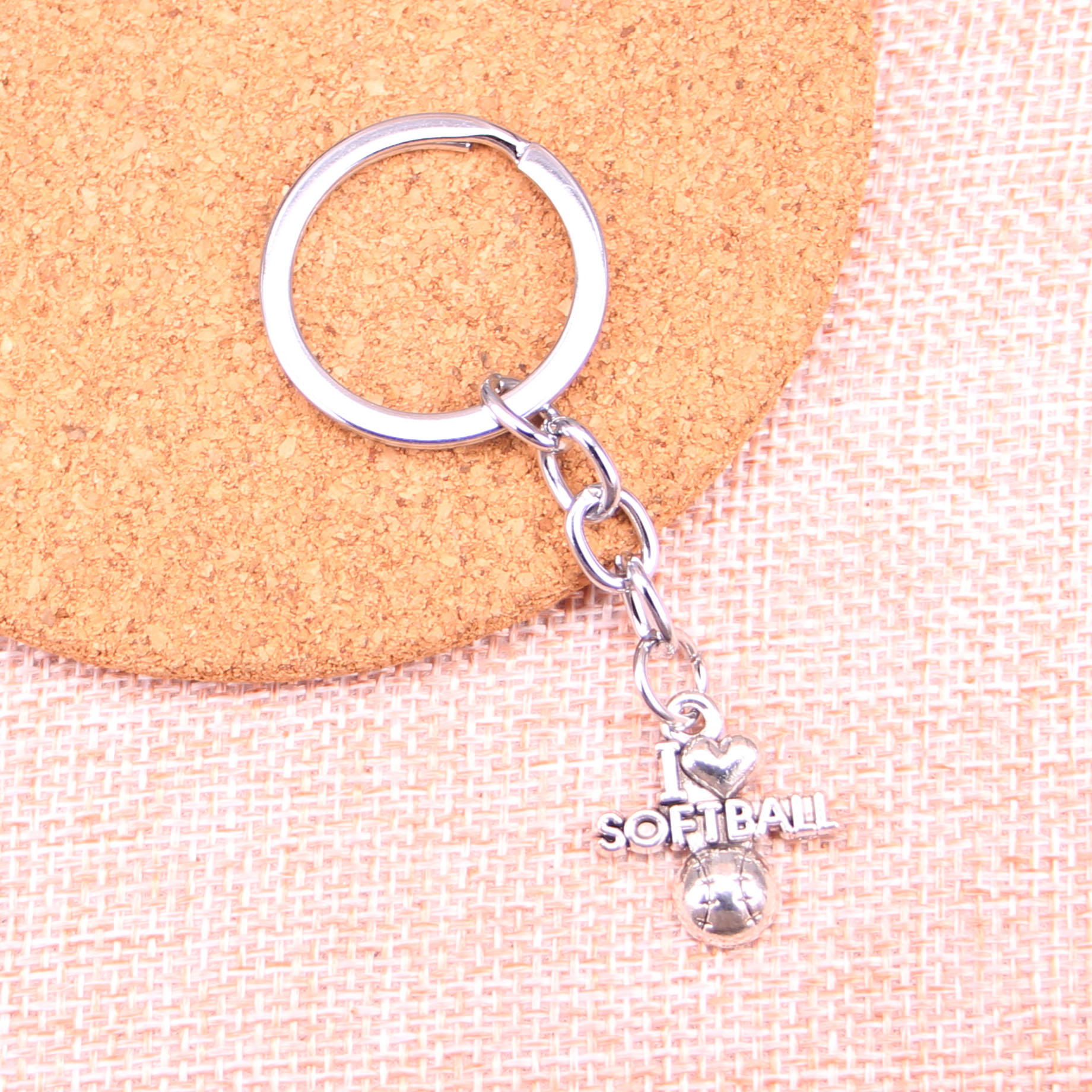 New Keychain 21*19mm I love softball Pendants DIY Men Car Key Chain Ring Holder Keyring Souvenir Jewelry Gift
New Keychain 21*19mm I love softball Pendants DIY Men Car Key Chain Ring Holder Keyring Souvenir Jewelry Gift