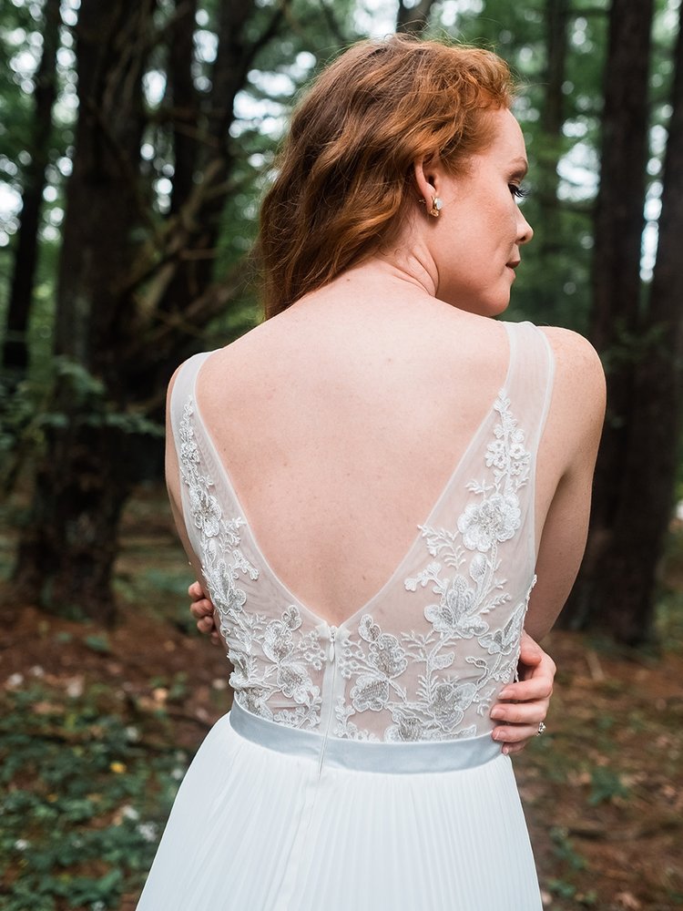 Newest Country Wedding Dresses V Neck Lace Bodice A Line Sweep Train Sleeveless Bohemia Wedding Dress Custom Sequins Plus Size Bridal Gowns