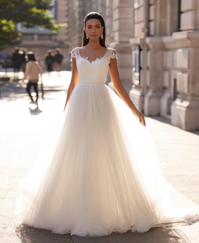 Simple A Line Millonova Wedding Dresses Short Sleeve Square Tulle Lace Applique Wedding Gowns Sweep Train robe de mariée