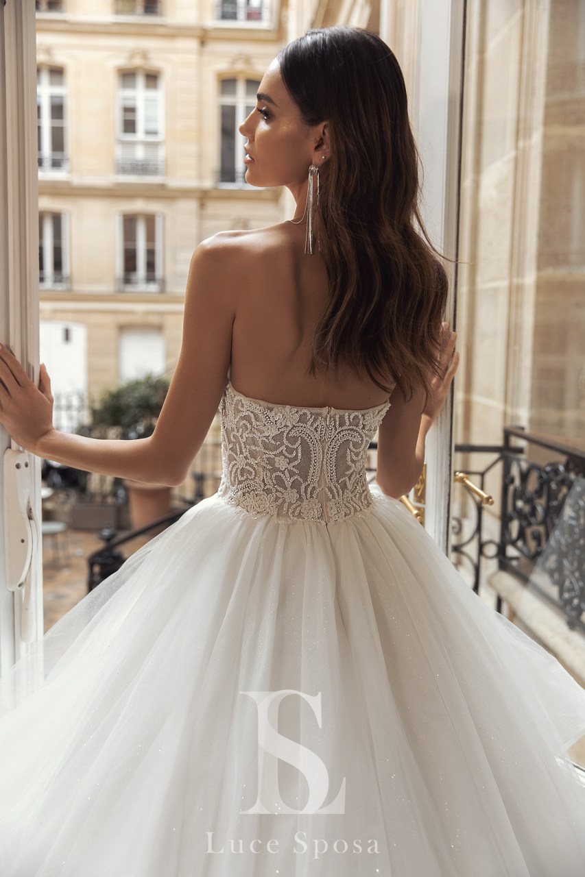Fashion A Line Wedding Dresses Luxury Beading Strapless Appliques Bridal Gowns Sweep Train Beach Wedding Dress robes de mariée