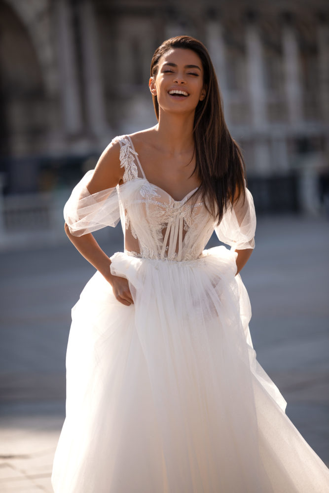 Modest A Line Millanova Wedding Dresses Short Sleeve Spaghetti Tulle Lace Applique Wedding Gowns Sweep Train robe de mariée