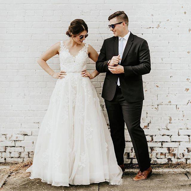 V neck Appliques Wedding dresses Custom made Floor length Bridal Gowns Women's Catwalk Infromal Dresses for Beach Wedding
