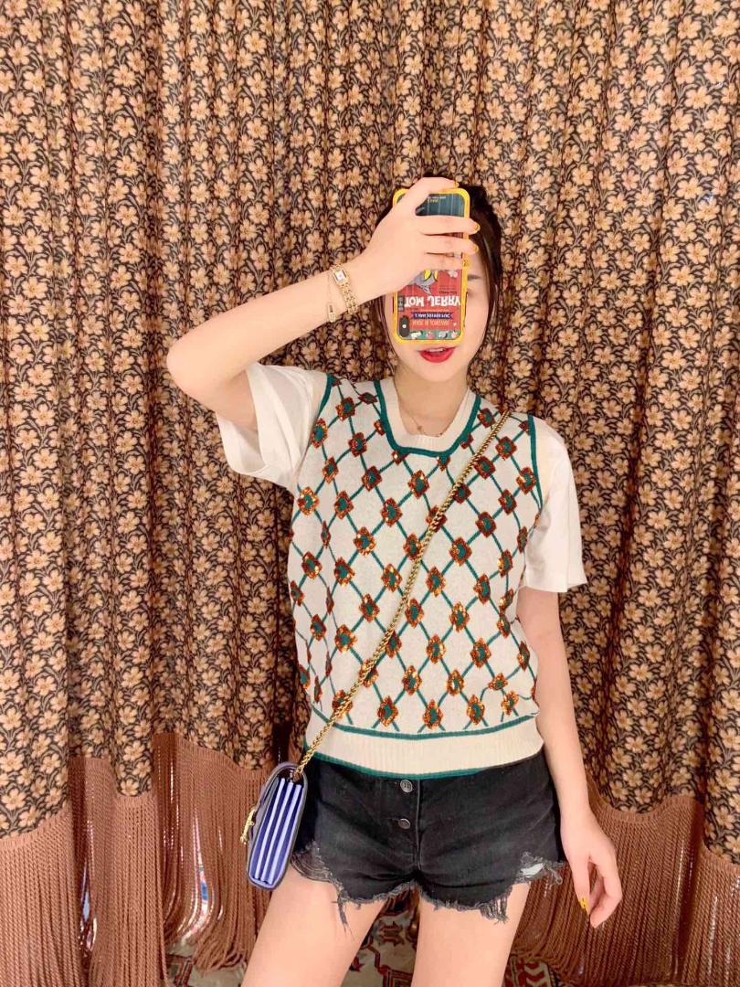 2019 Autumn and Winter New College Style Orchid Beads Embroidered Vest Sweater two colors, Green
2019 Autumn and Winter New College Style Orchid Beads Embroidered Vest Sweater two colors, Green