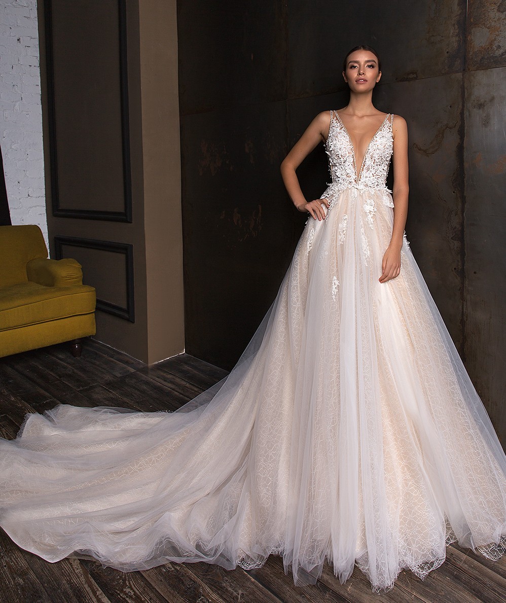 A Amazing Beaded Line Lace Wedding Dresses Sheer Deep V Neck Backless Bridal Gowns Sweep Train Tulle Robe De Marie