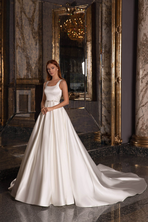 Beach A Line Wedding Dresses Beading Scoop Sleeveless Bridal Gowns Flower Appliques A Line Satin Wedding Dress
