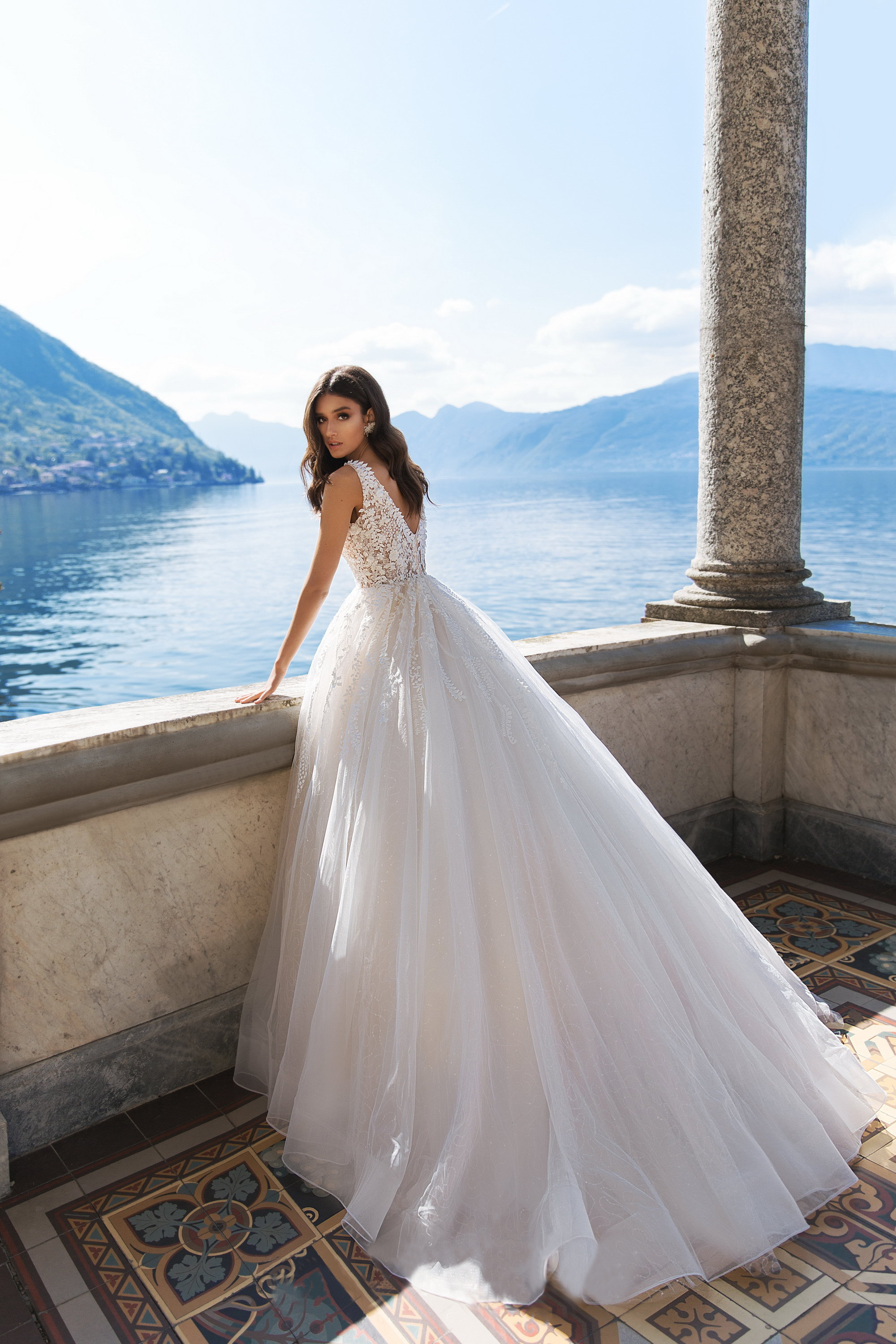 2020 Crystal Design Bohemian Wedding Dresses V Neck Lace A Line Beach Wedding Dress Sweep Train Boho Bridal Gown Vestidos De Novia
