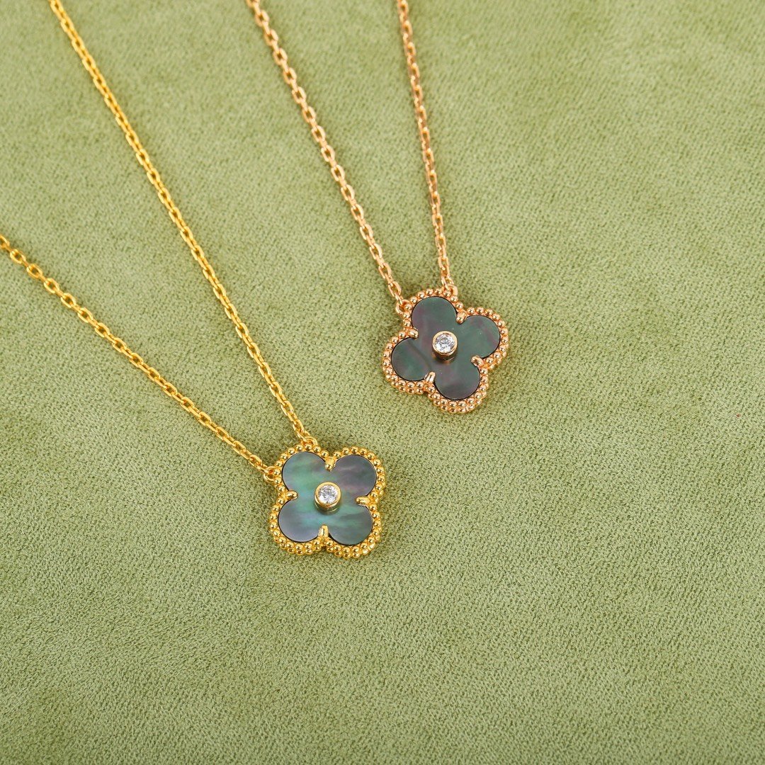 June new style, natural gray Fritillaria four-leaf clover necklace classic temperament color matching high-quality silver necklace
June new style, natural gray Fritillaria four-leaf clover necklace classic temperament color matching high-quality silver necklace