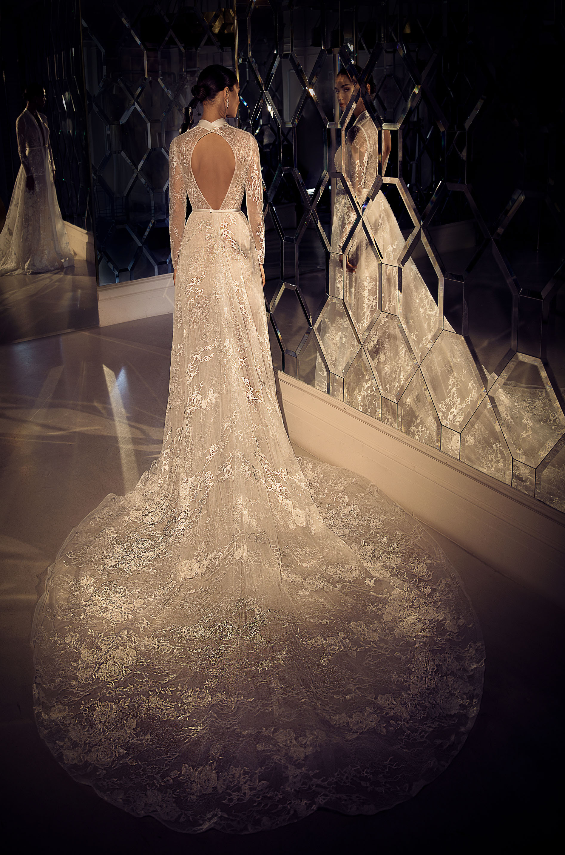 Elihav Sasson Beach Wedding Dresses 2019 Long Sleeve Lace Applique Backless Bridal Gowns Thigh High Slits Deep V Neck Boho Wedding Dress