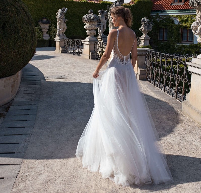A Line Attractive Lace Beach Wedding Dresses Beaded V Neck Bohemian Backless Bridal Gowns Appliqued Floor Length Tulle Robe De Marie ppliqued