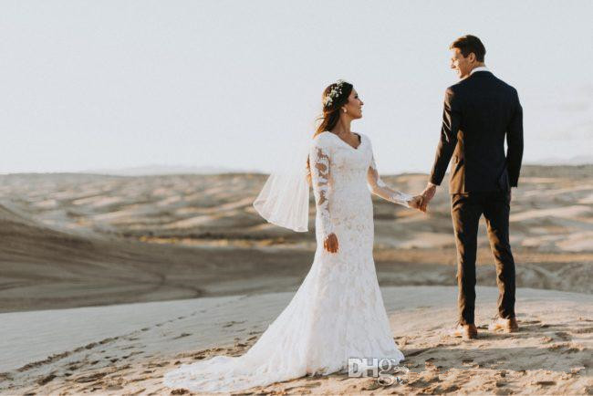 Elegant Lace Mermaid Modest Beach Wedding Dresses Long Sleeves V Neck Vintage Country Boho Bridal Gowns With Buttons Back robes de mariee