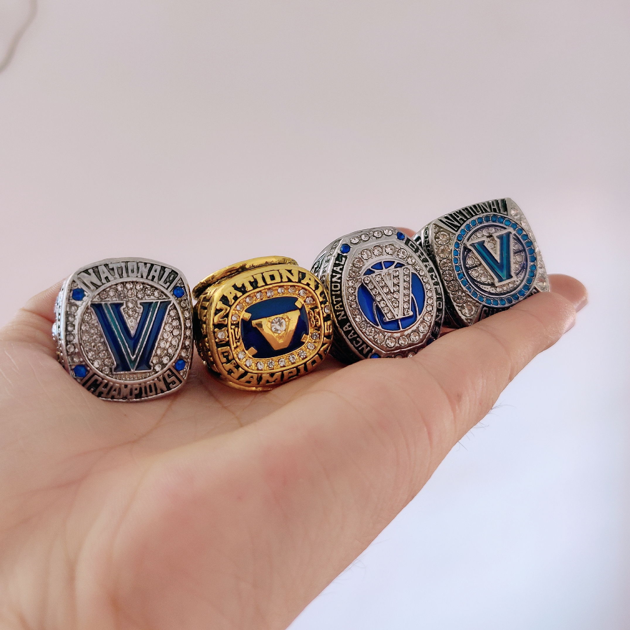 wholesale 4pcs Villanova Wildcat s Basketball National Championship Ring TideHoliday gifts for friends
wholesale 4pcs Villanova Wildcat s Basketball National Championship Ring TideHoliday gifts for friends