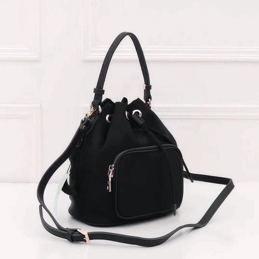 Drawstring pouch Designer Drawstring bag waterproof Canvas bucket lady messenger bag phone purse fashion satchel chain shoulder bag handbag, Small size 17*20*11cm
Drawstring pouch Designer Drawstring bag waterproof Canvas bucket lady messenger bag phone purse fashion satchel chain shoulder bag handbag, Small size 17*20*11cm