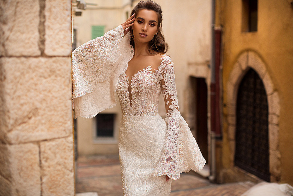 2019 Mermaid Wedding Dresses Sheer Jewel Neck Lace Appliqued Bell Long Sleeve Wedding Dress Sweep Train Garden Beach Country Bridal Gowns