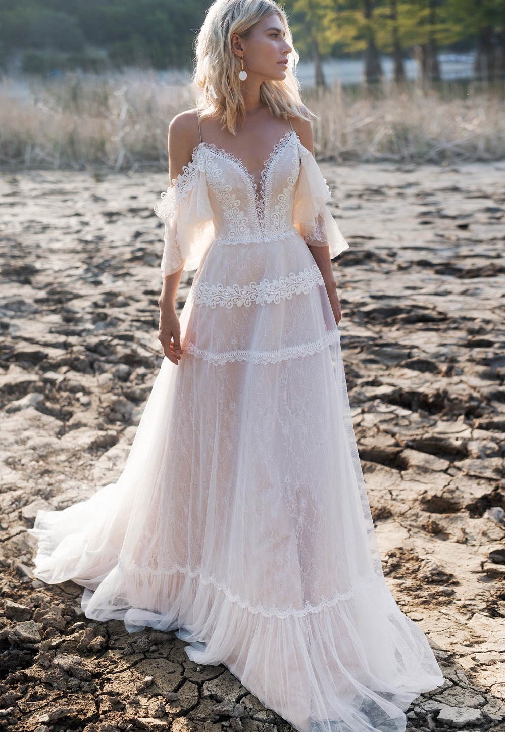 A Line Chic Lace Bohemian Wedding Dresses Off The Shoulder Sheer Plunging Neck Bridal Gowns Tulle Sweep Train Appliqued Robe De Marie ppliqued