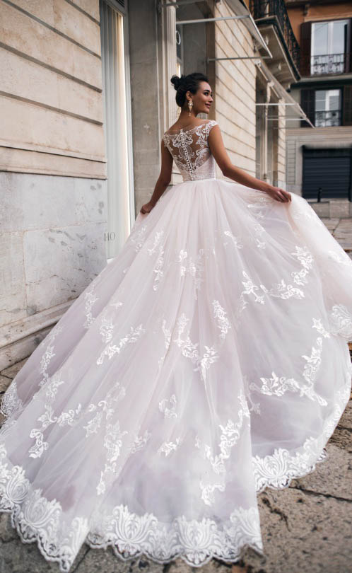 New Arrival A Line Wedding Dresses Sleeveless Tulle Lace Applique Bridal Gowns Sweep Train V Neck plus Size Wedding Dress