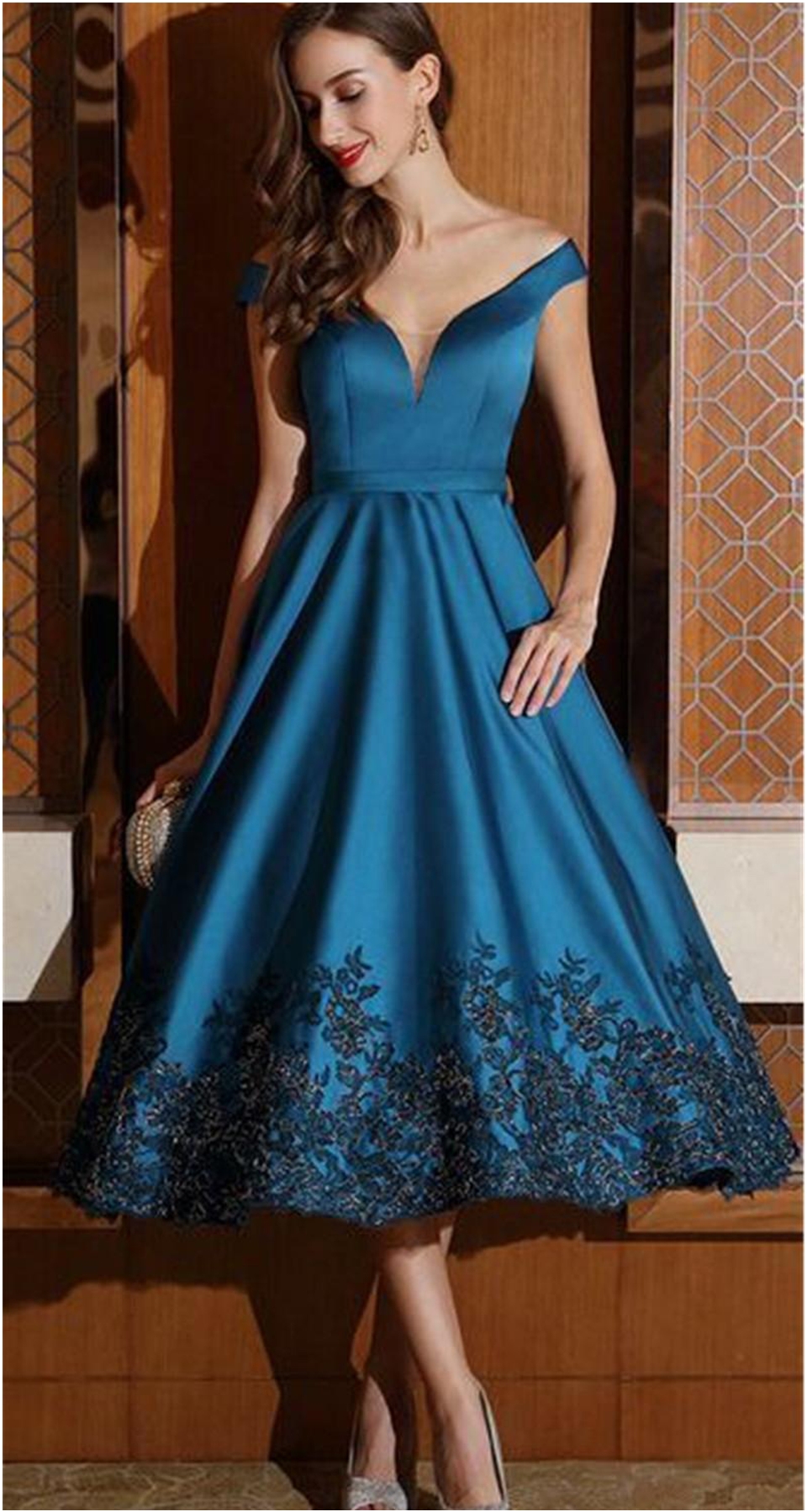 A Line Off Shoulder V Neck With Black Appliques Mother Party Dress Modest Tea Length Mother of Bride Dresses Formal Evening Gowns