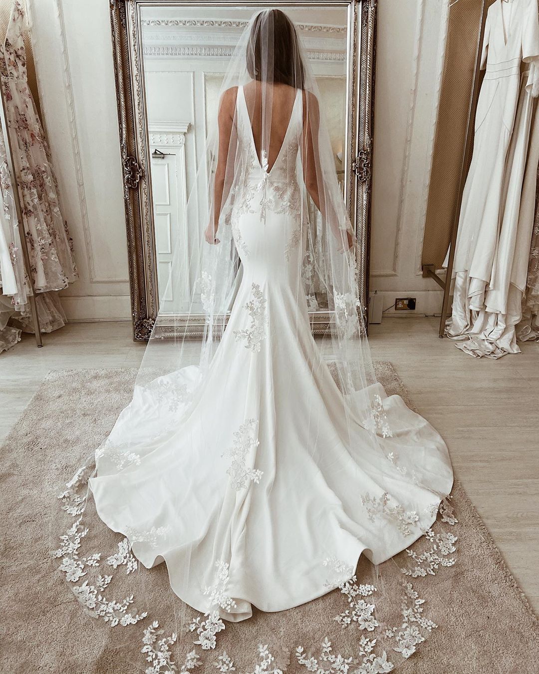 Mermaid Charming Backless Wedding Dresses Deep V Neck Appliqued Bridal Gowns Beaded Sweep Train Trumpet Robe De Marie