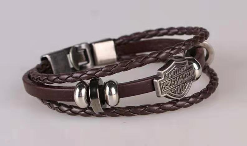 2020 European and American fashion men's leather Harley bracelet personality punk trend bracelet free shipping
2020 European and American fashion men's leather Harley bracelet personality punk trend bracelet free shipping