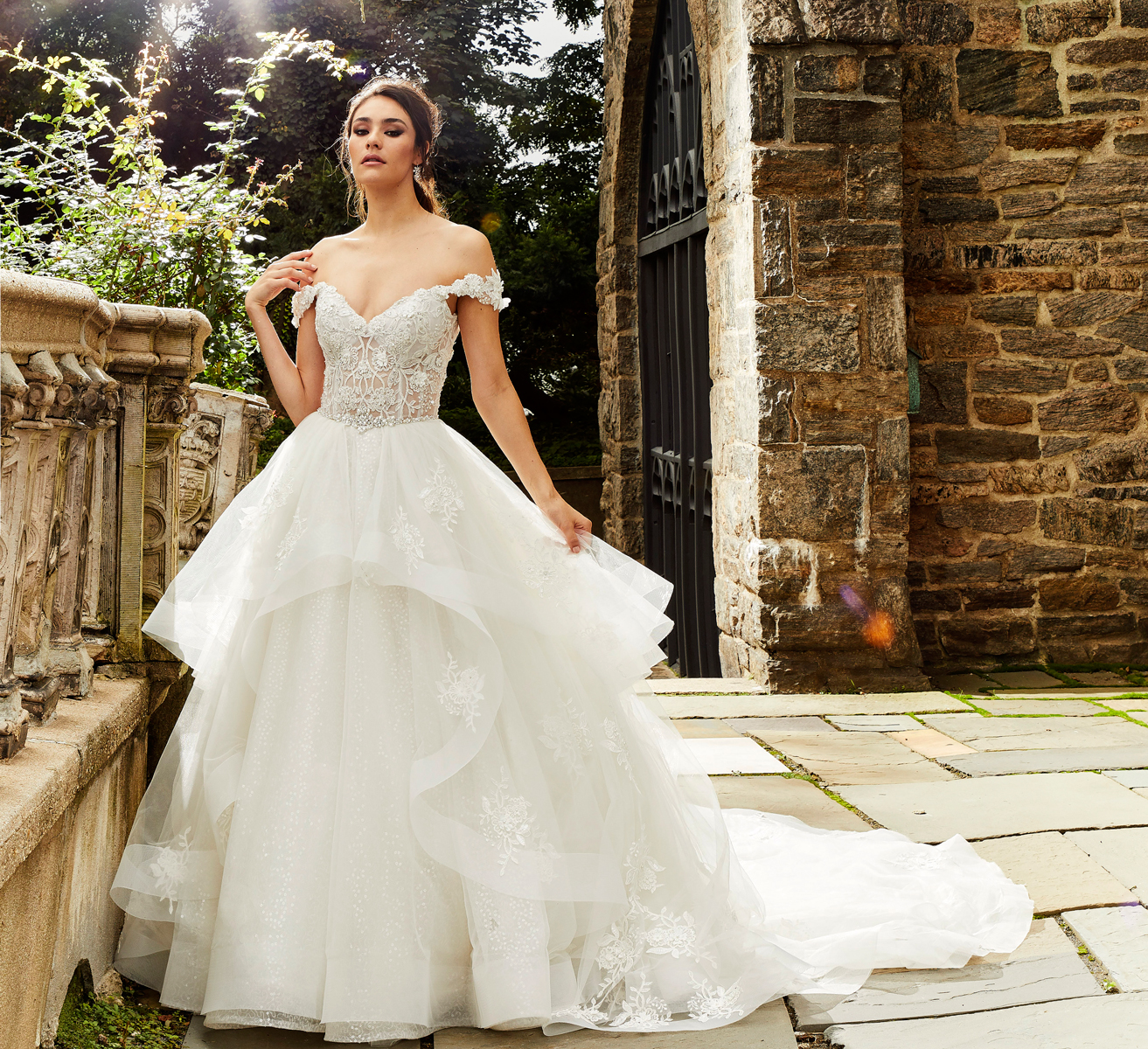2019 Lace Country Wedding Dresses Off The Shoulder Appliques Tiered Skirts Beach Wedding Dress Beads Elegant Bridal Gowns Garden Plus Size