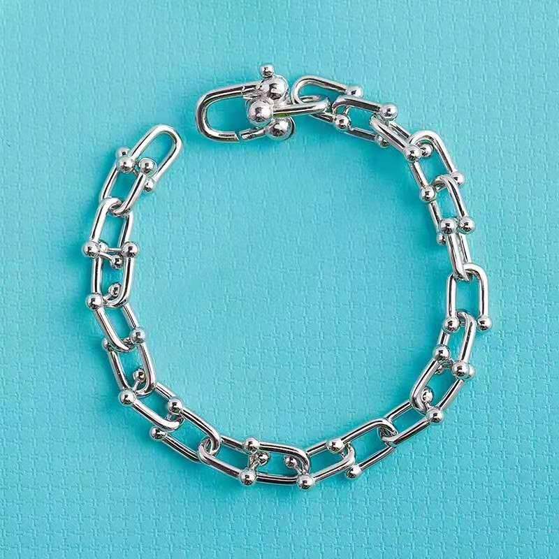 High quality classic design European and American sterling silver bracelet men and women couple S925 sterling silver bracelet ladies wedding
High quality classic design European and American sterling silver bracelet men and women couple S925 sterling silver bracelet ladies wedding