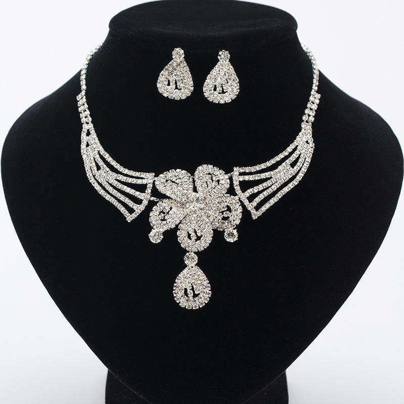 Temperament Woman Crystal Ornaments Necklace Suit Concise Personality Full Dress Evening Party Accessories Product, Golden
Temperament Woman Crystal Ornaments Necklace Suit Concise Personality Full Dress Evening Party Accessories Product, Golden