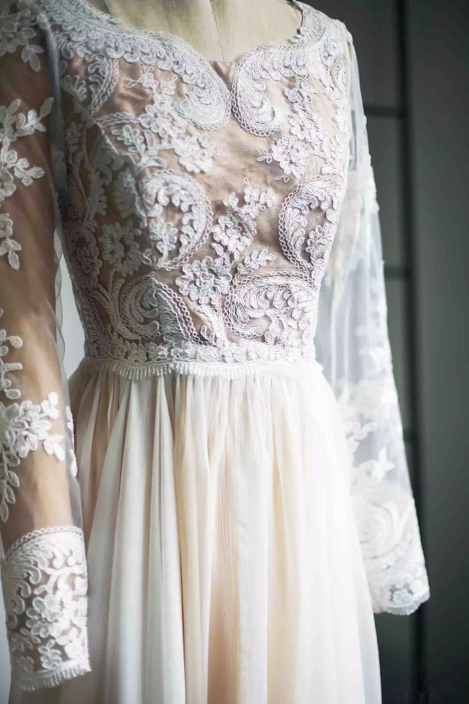 Vintage Bohemian Beach Wedding Dresses Lace Appliqued Long Sleeves Bridal Gowns Chiffon Sweep Train Boho Wedding Dress