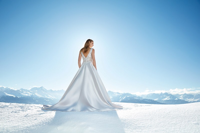 Elegant A Line Wedding Dresses V Neck Satin Applique Wedding Dresses Backless Sweep Train Bridal Gowns Bohemia Vestidos De Novia