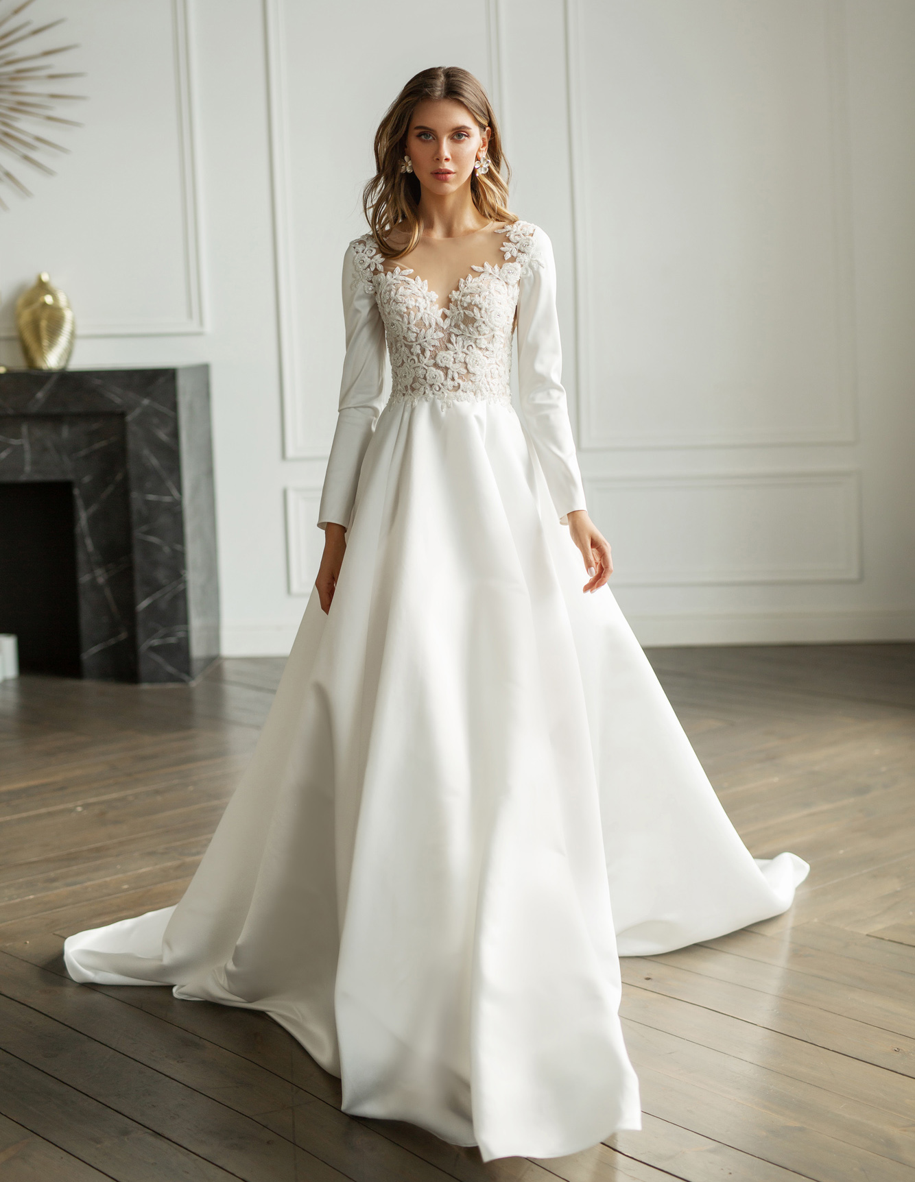 Beach Satin Wedding Dresses V Neck Long Sleeve Bridal Gowns Lace Appliqued Illusion Back Sweep Train Wedding Dress